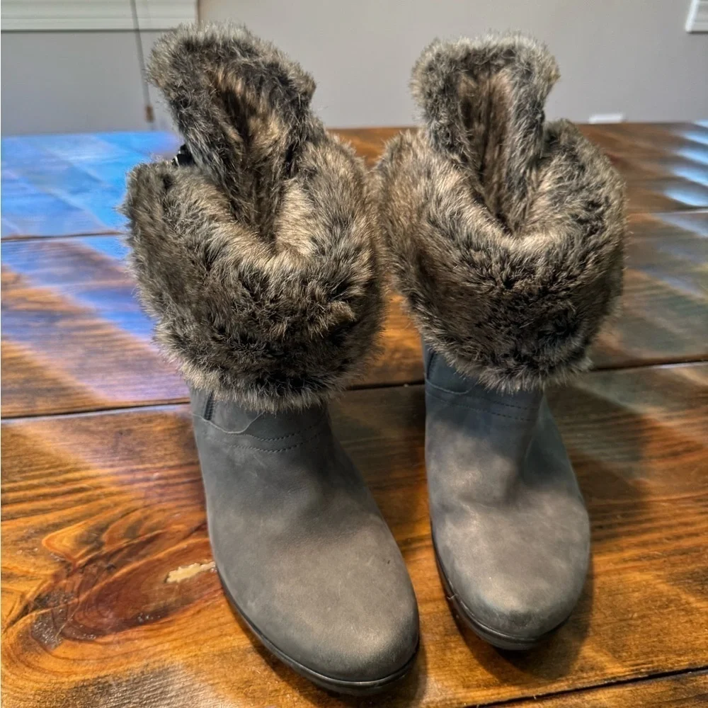 Earthies gray suede booties with faux fur & zippers.  Size 8